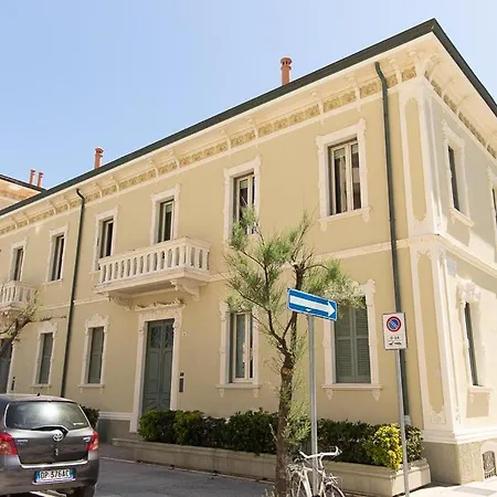 Zara D'amare A 10 Metri Dalla By Yohome Πέζαρο